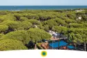 Blick auf den Pinienwald und das Meer des Rivaverde Family Camping Village Marina di Ravenna in der Emilia-Romagna
