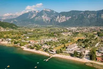 Panoramablick auf den Strand des Caldonazzosees und den Camping Riviera in Calceranica al Lago