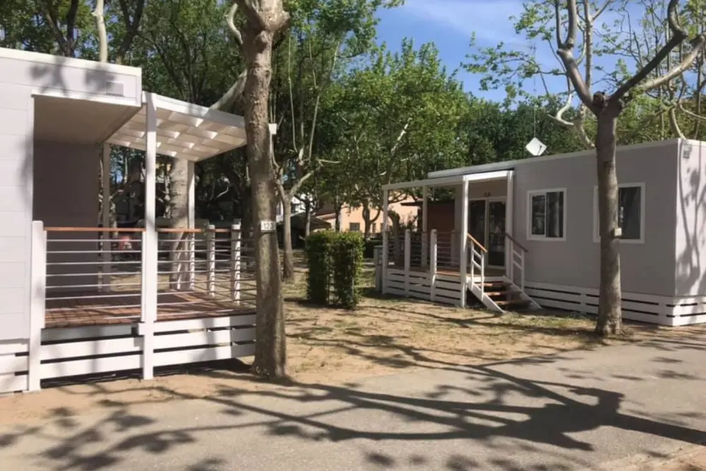 Blick auf die Mobilheime von Camping Safari in Cervia an der Riviera der Romagna