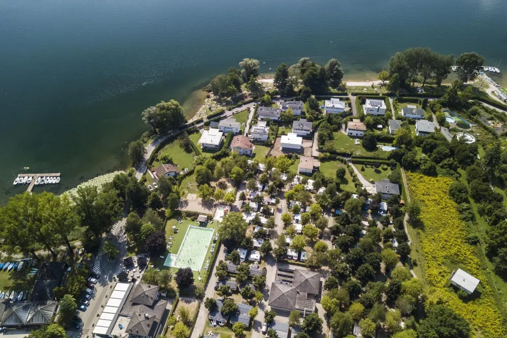 Panoramablick auf die Ufer des Caldonazzosees vom Campingplatz San Cristoforo im Trentino