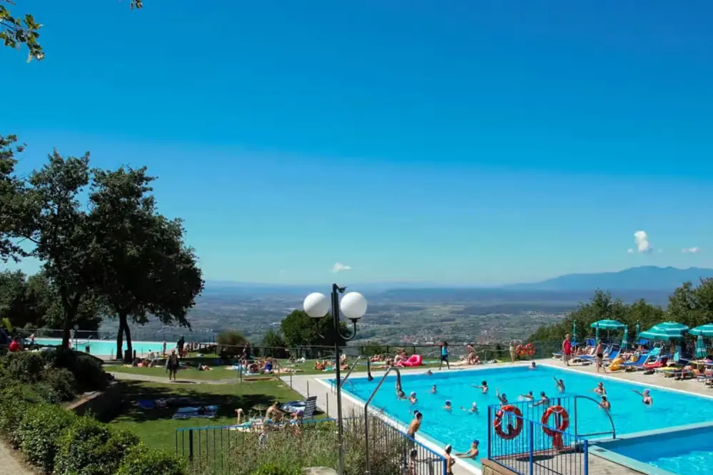 Blick auf das Schwimmbad und die toskanische Landschaft des Camping San Giusto Montalbano Green in der Toskana