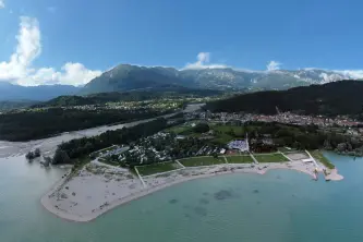 Panoramablick vom Camping Sarathei am Ufer des Sees Santa Croce in Alpago im Belluno-Gebiet