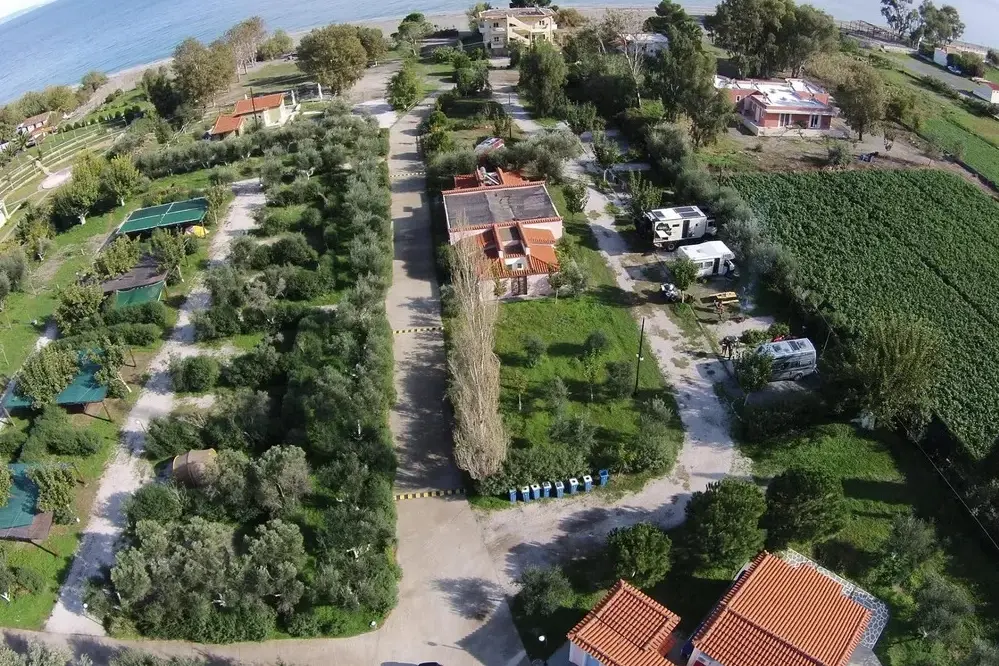 Blick auf Camping Semeli an der Küste des Peloponnes in Griechenland