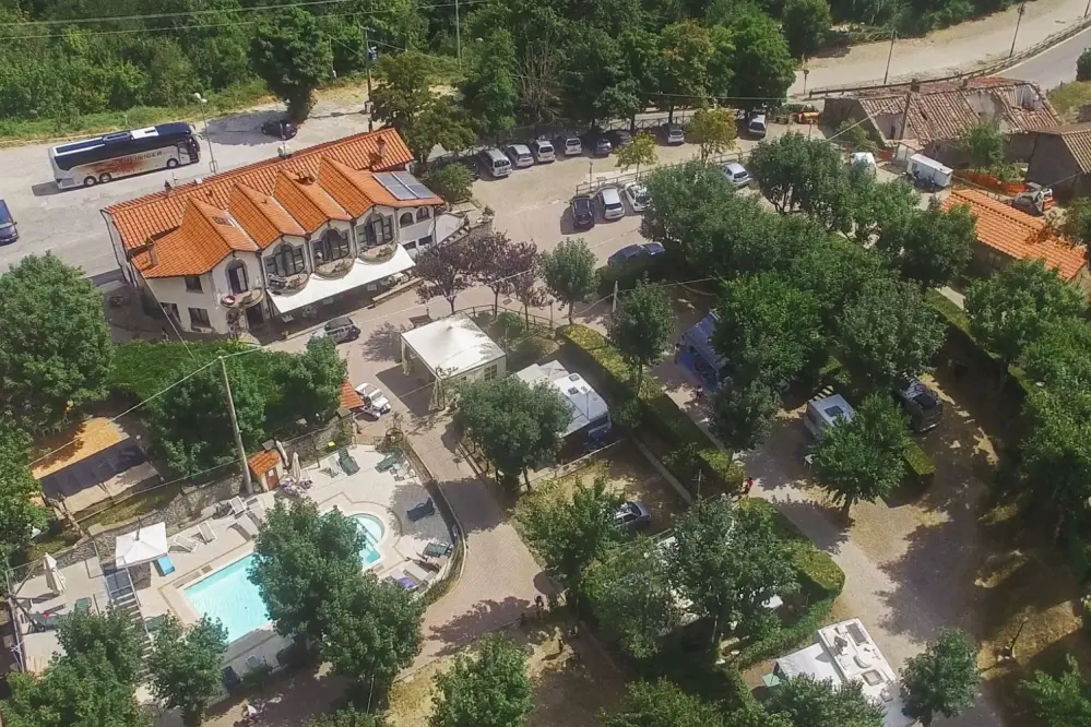 Panoramablick auf das Schwimmbad und den Camping Il Sergente in Barberino del Mugello in der Toskana