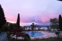 Foto bei Sonnenuntergang des Swimmingpools mit Blick auf den Gardasee auf dem Camping Sirmione