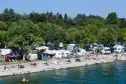 Panoramablick auf den Campingplatz Solcio am Ufer des Lago Maggiore