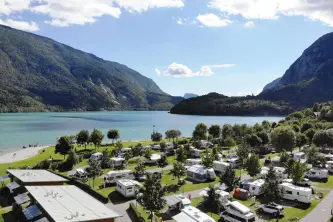 Blick auf den Molvenosee vom Campingstrand des Molvenosees im Trentino