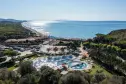 Panoramablick auf das Schwimmbad, den Strand und das Tyrrhenische Meer vom Campingplatz Stella del Mare in der Toskana