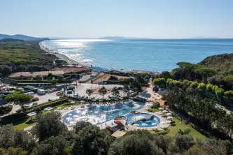 Panoramablick auf das Schwimmbad, den Strand und das Tyrrhenische Meer vom Campingplatz Stella del Mare in der Toskana