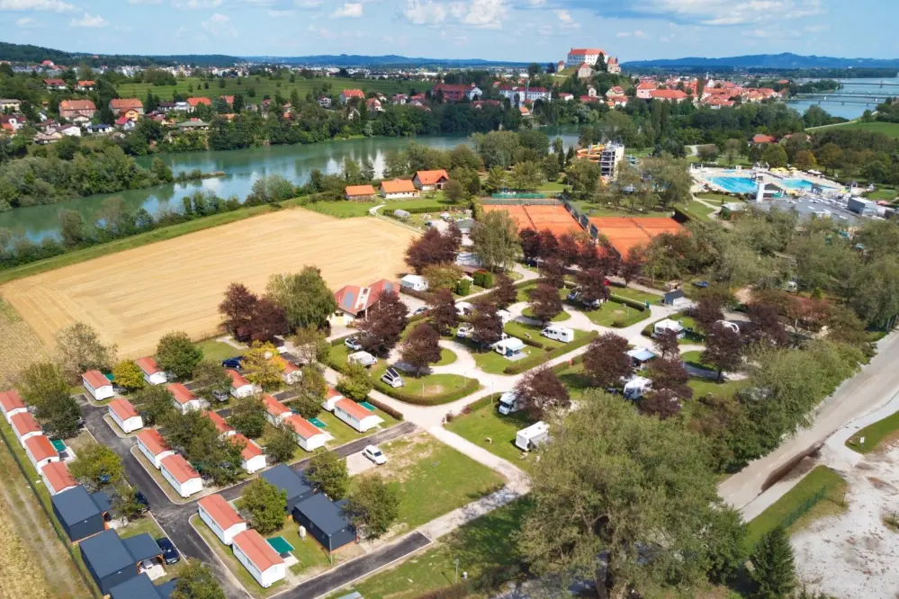 Blick auf Camping Terme Ptuj am Ufer des Flusses in Slowenien