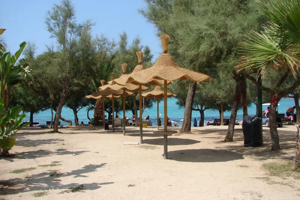 Blick auf den Strand von Camping Torre Castiglione in Apulien