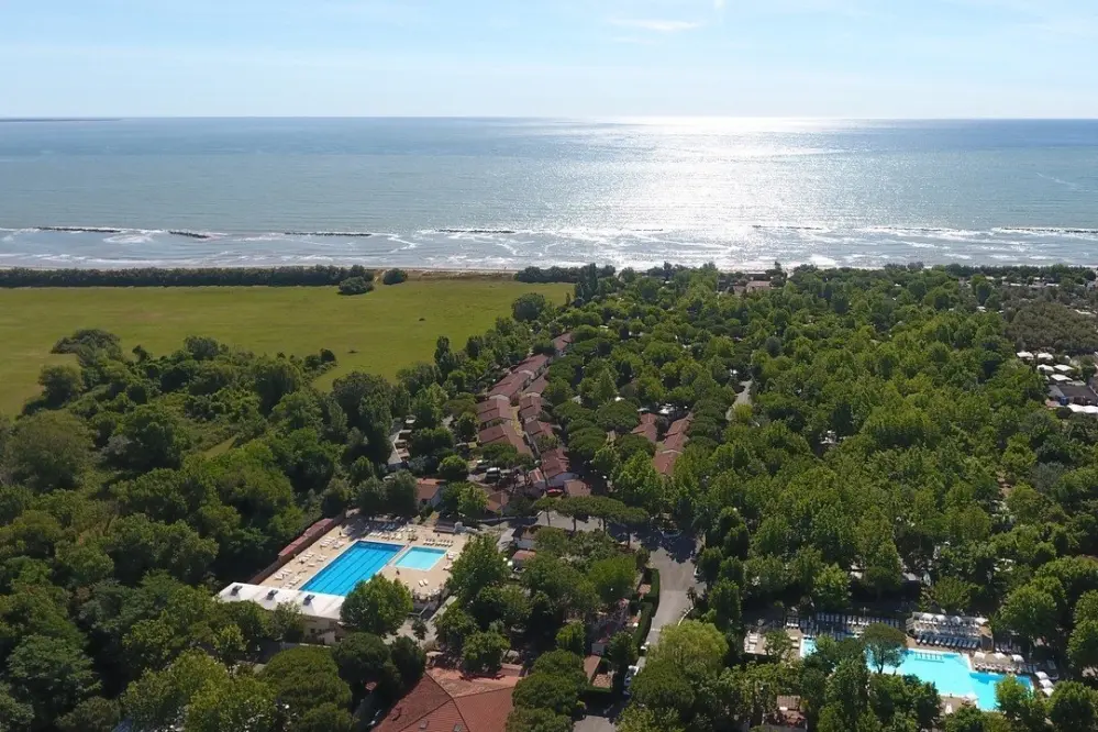 Blick auf den Camping I Tre Moschettieri inmitten des Pinienwaldes an der Küste der Adria