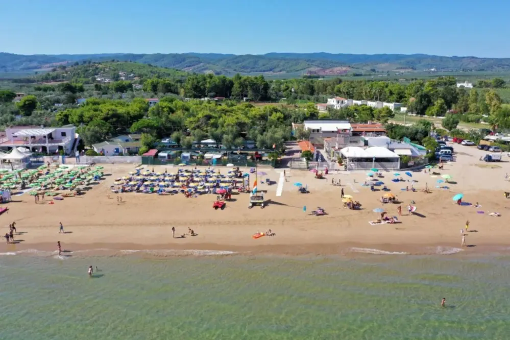Blick auf den Strand und die Stellplätze des Camping Umbramare in Apulien
