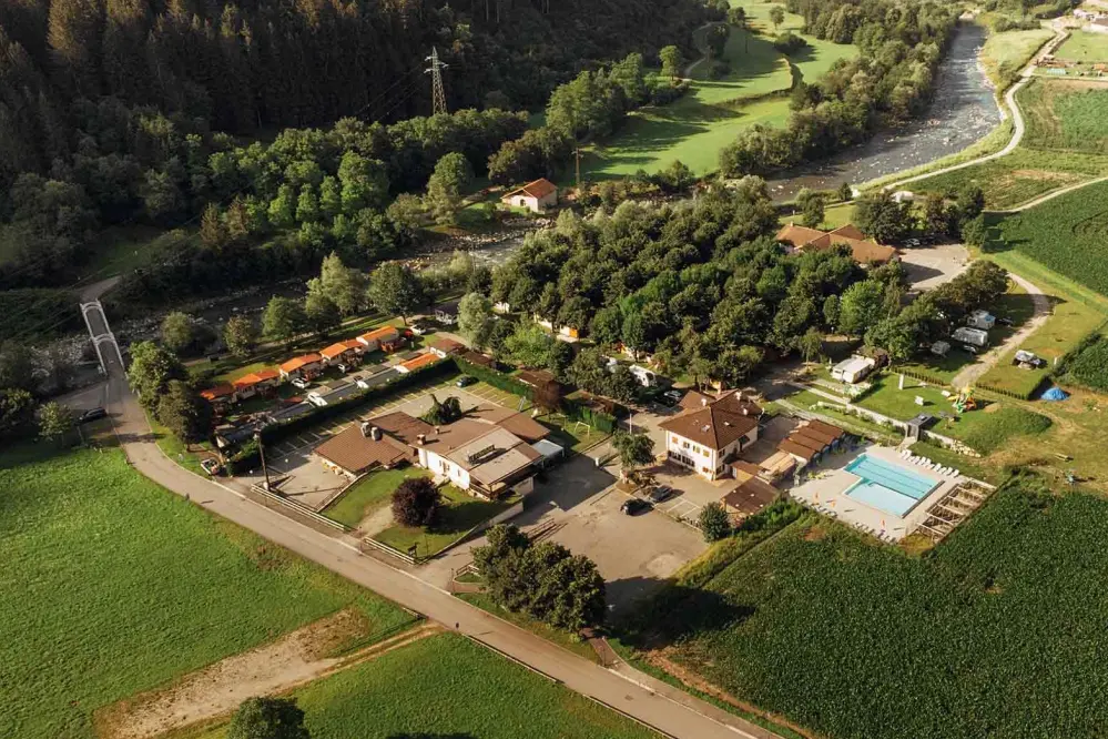 Panoramablick auf den Camping Val Rendena in Trentino-Südtirol