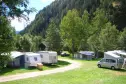 Blick auf die Stellplätze inmitten der Trentiner Wälder des Camping Val di Sole in Pejo