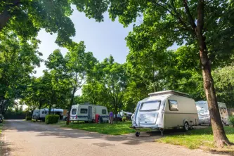 Blick auf die Stellplätze des Camping Vicenza in Venetien