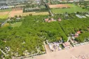 Panoramablick auf den Strand und das Camping Village Scarpiland in Cavallino-Treporti