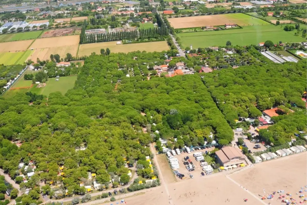 Panoramablick auf den Strand und das Camping Village Scarpiland in Cavallino-Treporti