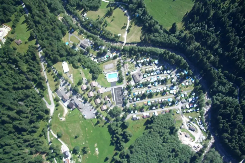 Panoramablick von oben mit den Trentiner Wäldern des Camping Village Valmalene