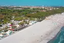Blick auf den Strand des Campingdorfes Pinien in Punta Marina Terme an der Riviera der Romagna