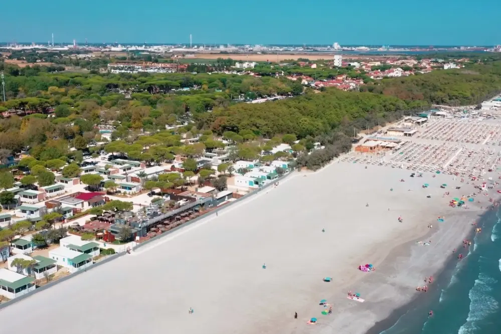 Blick auf den Strand des Campingdorfes Pinien in Punta Marina Terme an der Riviera der Romagna