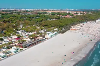 Blick auf den Strand des Campingdorfes Pinien in Punta Marina Terme an der Riviera der Romagna