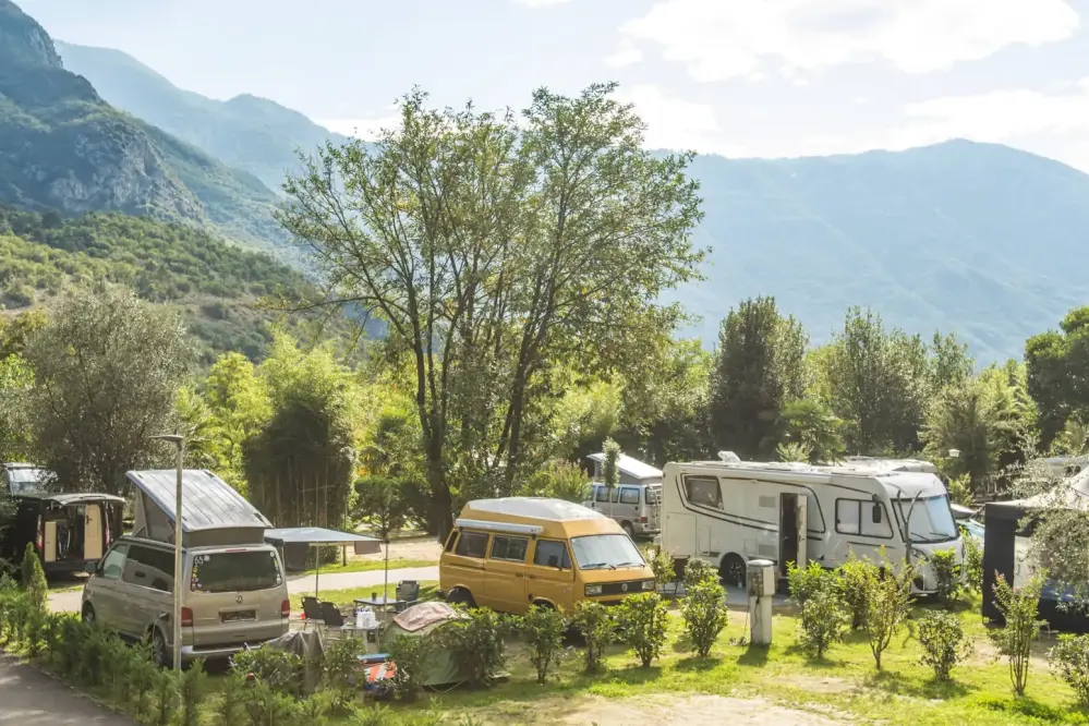 Blick auf die Stellplätze des Camping Zoo in Arco im Trentino