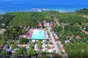 Blick auf das Schwimmbad, die Bungalows und den Gardasee des Eurocamping Pacengo in Pacengo di Lazise