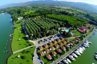 Blick von oben auf den Touristenhafen Marina 3b und den Ferienpark Irongate