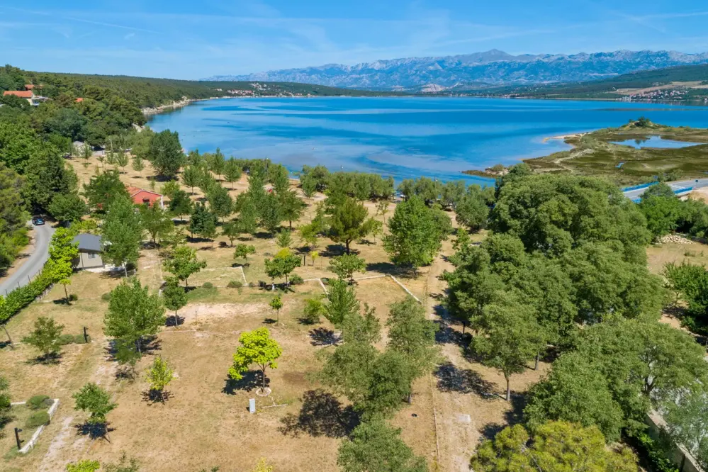 Blick auf Kamp Karin und den Strand in Kroatien