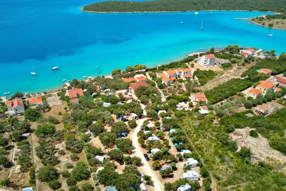 Blick auf das azurblaue Meer und den Kamp Lupis in Kroatien