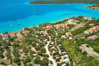Blick auf das azurblaue Meer und den Kamp Lupis in Kroatien