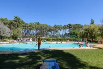 Überblick über das Schwimmbad im Parque de Campismo Foz do Mondego in Portugal