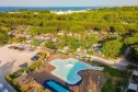 Blick auf das Schwimmbad, den Pinienwald und das Meer des Campingdorfes Pineta sul Mare in der Emilia-Romagna