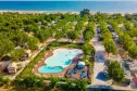 Blick auf das Schwimmbad und den Strand des Romagna Camping Village
