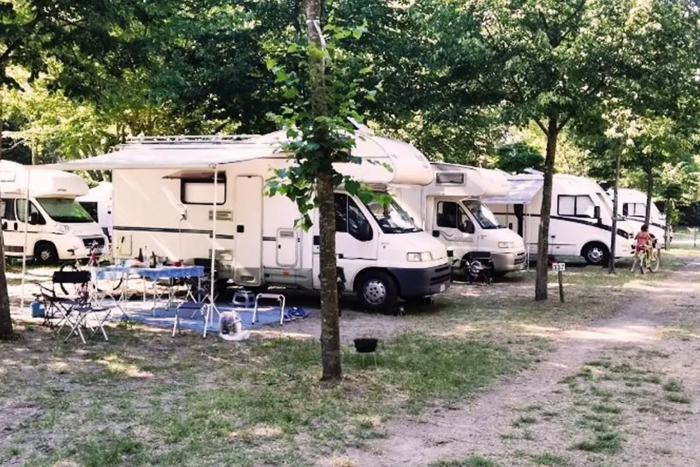 Wohnmobile parken bei Salicamp Boschetto Holiday