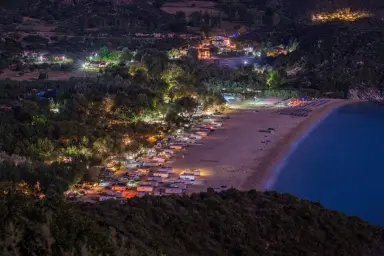 Overhead-Nachtaufnahme des Thalatta Kalamitsi Village Camp, einschließlich des Strandes, in Griechenland