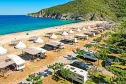 Stellplätze direkt am Strand mit Blick auf die Ägäis des Thalatta Kalamitsi Village Campe in Griechenland