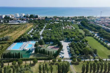 Panoramafoto mit Schwimmbad, Sport, Stellplätzen und Meer von Summerland Camping in Senigallia in den Marken