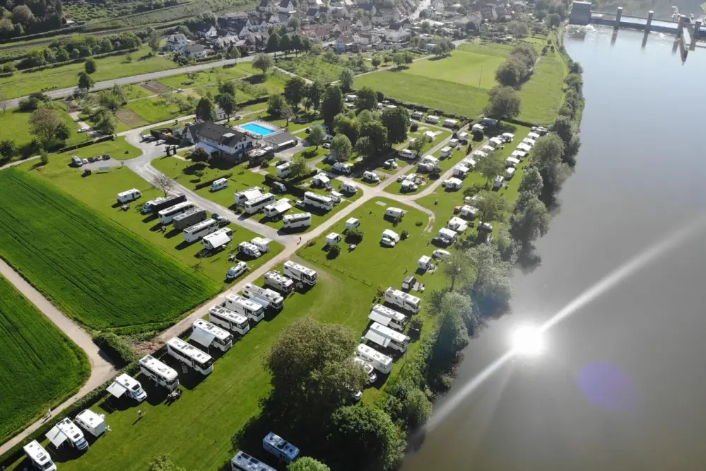 Blick auf den Campingplatz Cimbria am Neckarufer in Baden-Württemberg, Deutschland