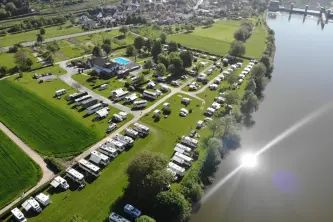 Blick auf den Campingplatz Cimbria am Neckarufer in Baden-Württemberg, Deutschland