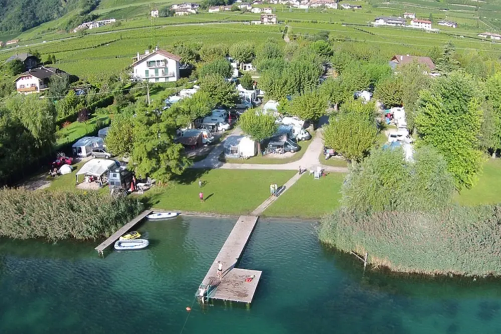 panoramic view of the Gretl am See campsite directly on Lake Caldaro