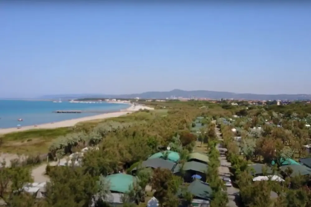 overview of the bungalows and the beach of the Rada Etrusca camping in Tuscany
