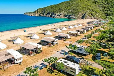 Pitches directly on the beach overlooking the Aegean sea of ​​the Thalatta Kalamitsi Village Campe in Greece