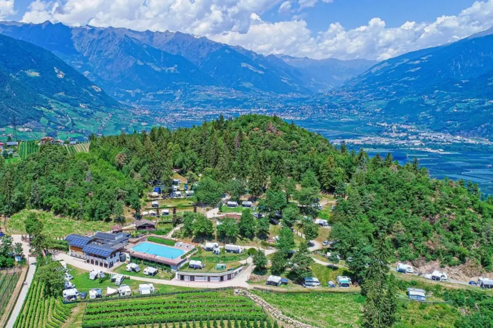 vista panoramica sull'Alpinfitness Wakdcamping Völlan a Lana in Alto Adige