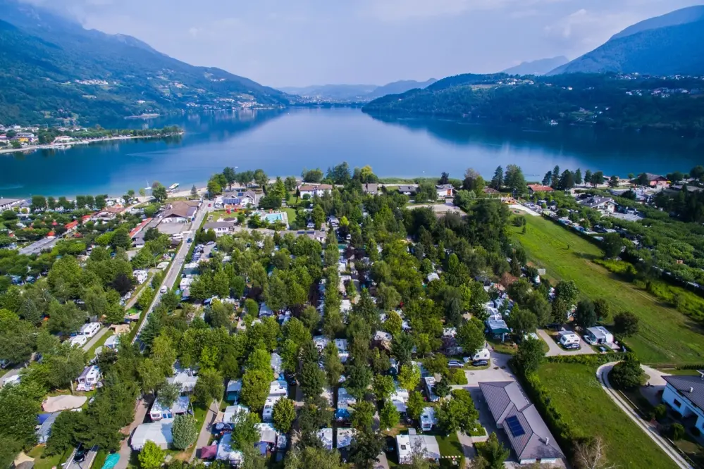 vista sul lago di caldonazzo dal camping al pescatore in trentino