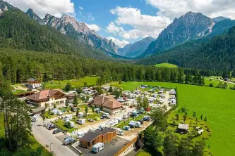 vista panoramica delle dolomiti dal camping al plan dolomites in alto adige