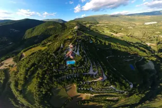 vista sulle terrazze naturali del camping Il Collaccio a Preci in Umbria