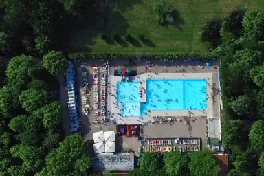vista panoramica della piscina del camping Delle Rose nella riviera romagnola