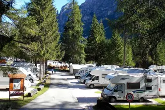 Vista del camping International Olympia immerso nel verde